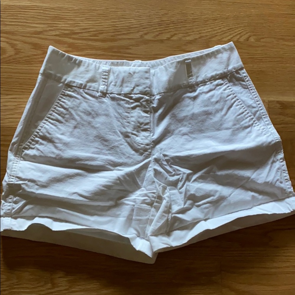 Vineyard Vine white shorts